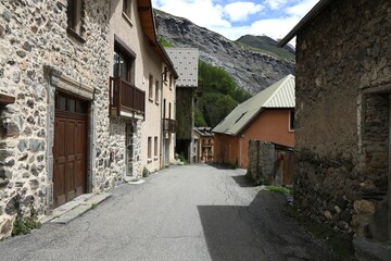 Rue typique dans le village, village de La Grave, département des Hautes Alpes, France