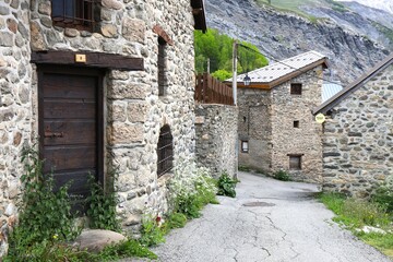 Fototapeta premium Rue typique dans le village, village de La Grave, département des Hautes Alpes, France