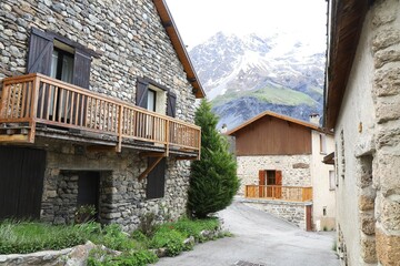 Rue typique dans le village, village de La Grave, département des Hautes Alpes, France