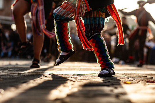 Colorida danza andina tradicional de mujeres en Imbabura Ecuador