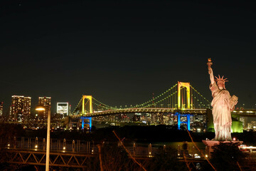 Statue of Liberty in front of Rainbow bridge in Odaiba, Tokyo, Japan