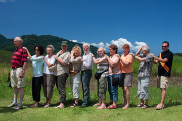 Fröhliche Reisegruppe im Ausland (Busreise / Flugreise)