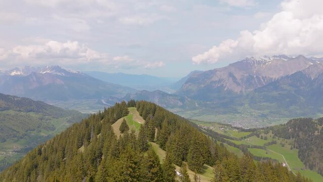 Aerial View mit Blick vom St Margrethenberg Richtung Rheintal Sargans bis Buchs in der Schweiz. Leichte Bew&ouml;lkung