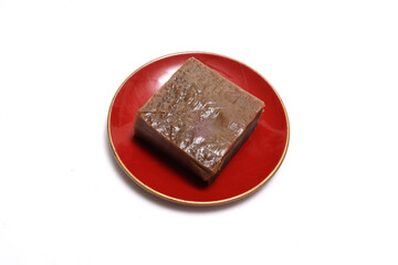 白背景の菓子皿においたういろう