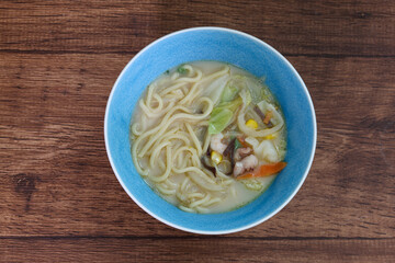 木製テーブルにおいたちゃんぽん麺