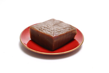 白背景の菓子皿においたういろう