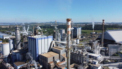 Fototapeta premium Visão aérea de uma planta industrial de uma fábrica de papel e celulose em suzano, sp, brasil
