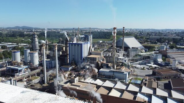 Drone 4k vis&atilde;o a&eacute;rea de uma f&aacute;brica de papel e celulose em um dia de sol na cidade de Suzano, Sp, Brasil