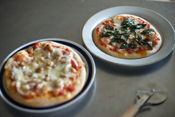 手作りピザが焼けたのでお皿に置いたところ