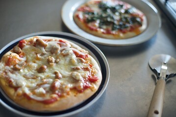 手作りピザが焼けたのでお皿に置いたところ