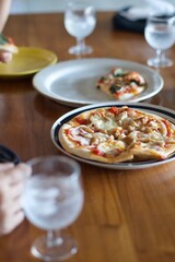 手作りピザが焼けたので家族で食べているところ