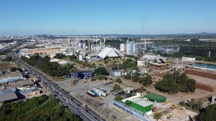 Obraz premium Planta industrial com vista da cidade de Suzano, SP, Brasil