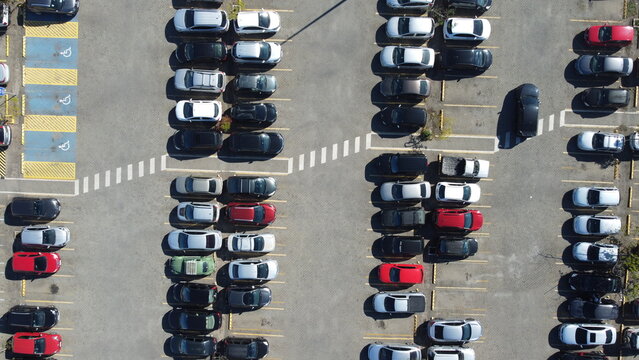 Estacionamento de ve&iacute;culos vis&atilde;o a&eacute;rea em um dia de sol