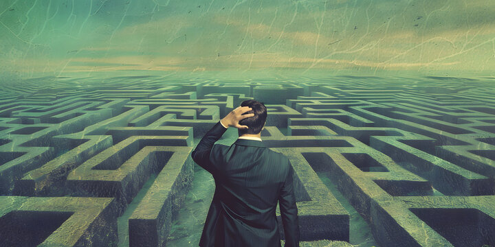 Pessoa confusa olhando para um labirinto