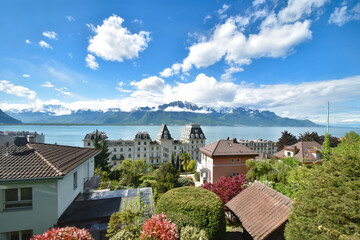 ゴールデンパスラインの車窓から眺めるレマン湖とモントルーの街並み
