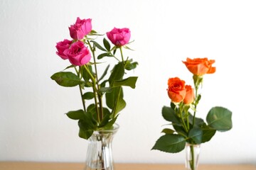 ピンクのバラ　オレンジのバラ　花瓶
