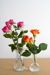 ピンクのバラ　オレンジのバラ　花瓶