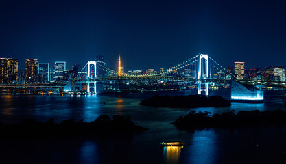 Fototapeta premium Tokyo Bay with the Rainbow Bridge, Odaiba, Tokyo, Japan at night
