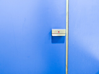 鍵の閉まったトイレのドア