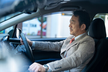 車を運転するミドル男性