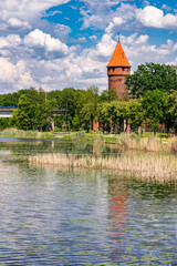 Obraz premium Beautiful summer Nogat river and a bridge in Malbork