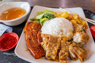 シンガポールの中華料理ビュッフェスタイル