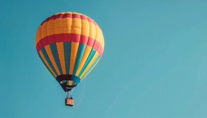 Obraz premium Colors of the Sky: The Majestic Flight of a Vibrant Hot Air Balloon