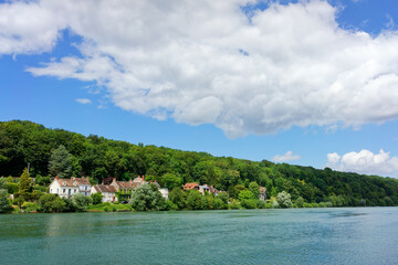 Fototapeta premium Samois-sur-Seine village on the Seine river bank