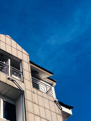 A building with a blue sky in the background