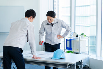 ミーティングする作業着のビジネスマン