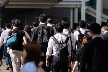 朝に出勤する女性の後ろ姿