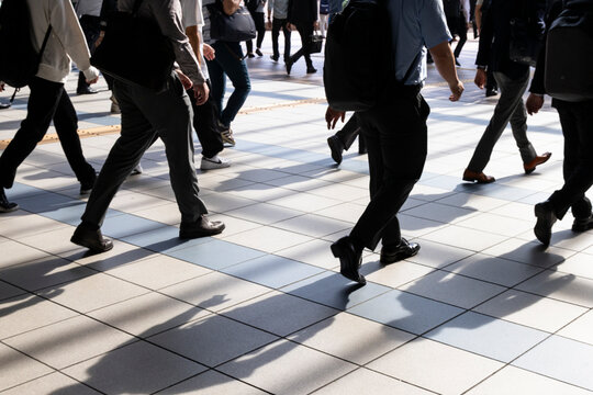 東京の朝の通勤するビジネスマンたちの足元の後ろ姿