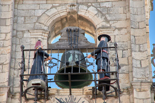 Maragatos ringing the bell of the Astorga town hall clock