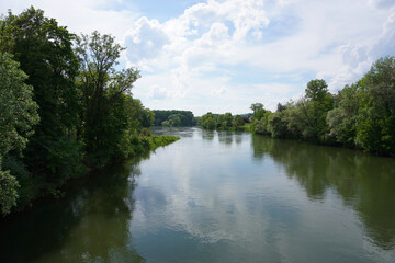 Blick auf den Fluss Donau in Neuburg in Bayern