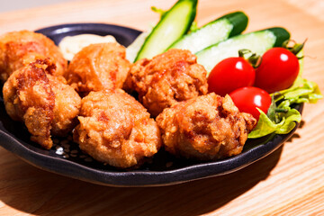 鶏 の からあげ は ジューシー で カリッ とした 食感 で 人気 【 揚げ物 の イメージ 】