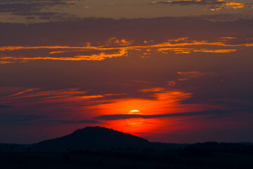 Abendstimmung im Osterzgebirge in Tschechien mit Blick Richtung Geising Berg	