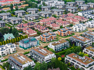 Warszawa, osiedle domów jednorodzinnych na warszawskim Wilanowie, budowa domu, zielone pola. © hunter76