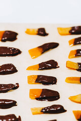 Étape de préparation des oranges confites pour confectionner des orangettes fait maison