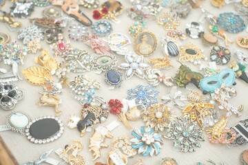 日本の蚤の市で見つけたレトロなアクセサリー