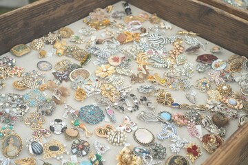 日本の蚤の市で見つけたレトロなアクセサリー