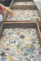 世界中からコレクションしてきたレトロな手芸用品とアクセサリー