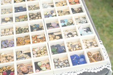 世界中からコレクションしてきたレトロな手芸用品とアクセサリー