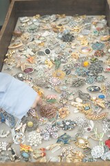 世界中からコレクションしてきたレトロな手芸用品とアクセサリー