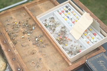 世界中からコレクションしてきたレトロな手芸用品とアクセサリー