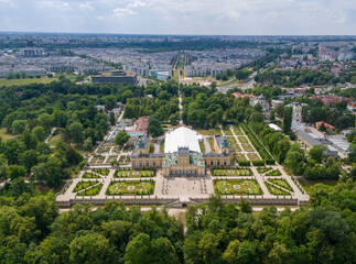 Pałac Wilanowski w Warszawie, perła architektury barokowej. Widok z drona © hunter76