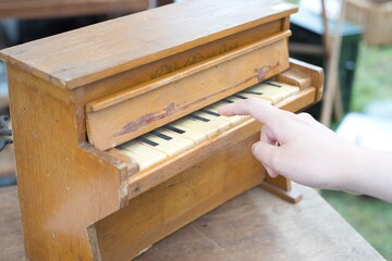日本の骨董市で見つけた古ぼけたピアノ