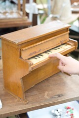 日本の骨董市で見つけた古ぼけたピアノ