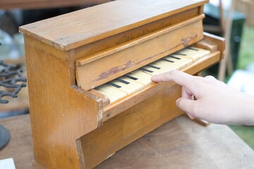 日本の骨董市で見つけた古ぼけたピアノ