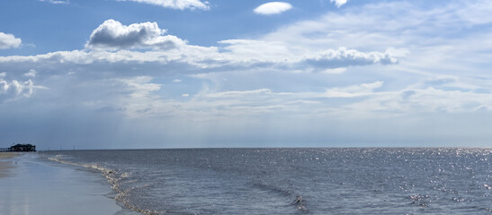 SPO im Fr&uuml;hling. Ein kurzer Regenschauer zieht &uuml;ber den zauberhaften Stand von Sankt-Peter-Ording