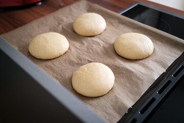 Selbstgebackene Burgerbrötchen am Backblech